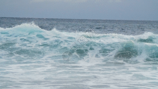 保护海洋海洋海浪翻滚袭来实景拍摄GIF高清图片