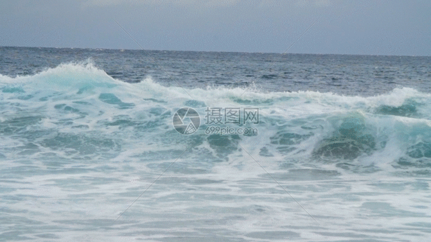海洋海浪翻滚袭来实景拍摄gif