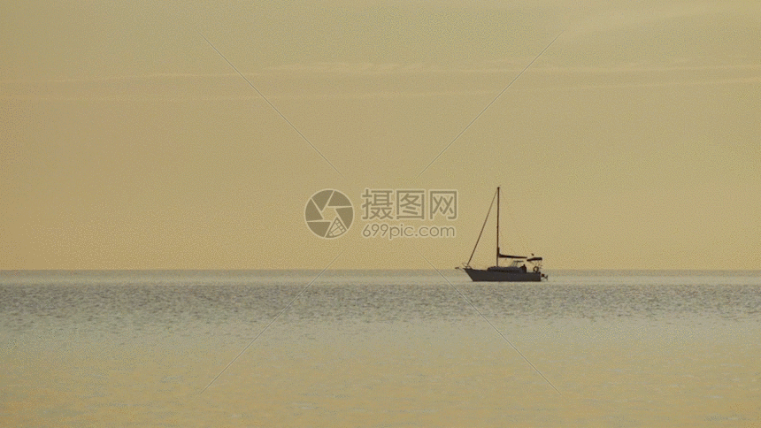 gif动图 实景动图  雾天海面行驶的船只gif.gif