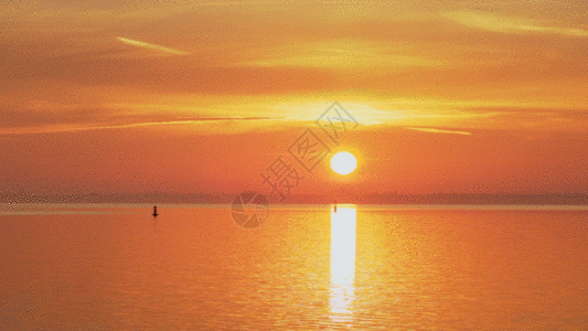 海滩俯视黎明日出平静的海面GIF高清图片