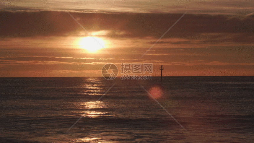 清晨黎明日出太阳升起平静的海洋海浪gif