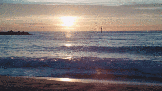 日出太阳升起平静的海洋海浪海滩沙滩GIF图片