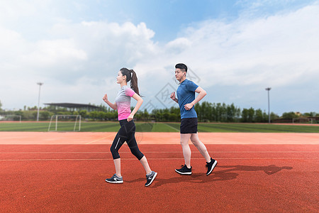 男女靠一起操场跑步设计图片