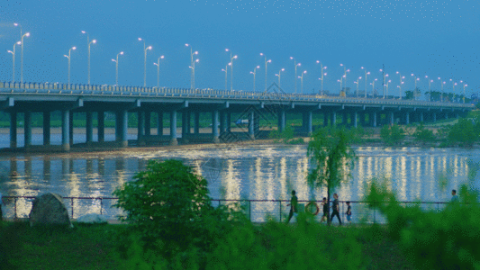 傍晚的河畔公园GIF图片