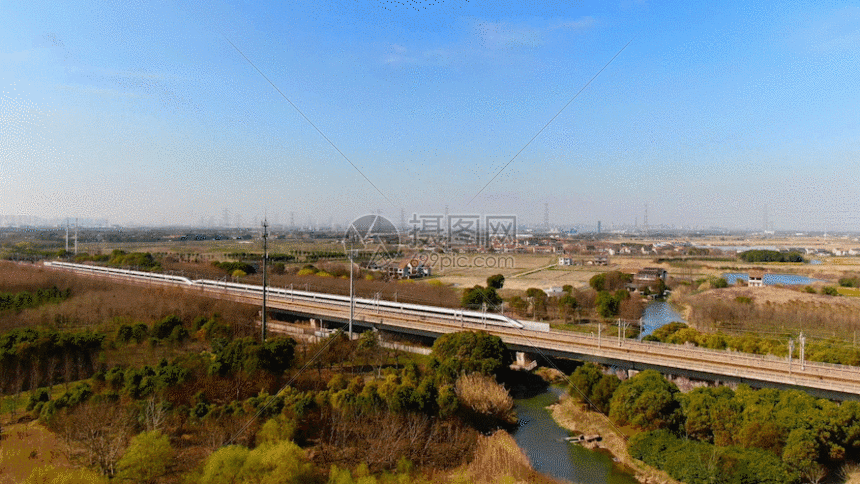 gif动图 实景动图  航拍复兴号经过郊区乡野gif.,gif