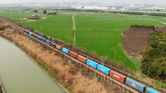 集装箱创意一列火车经过GIF高清图片