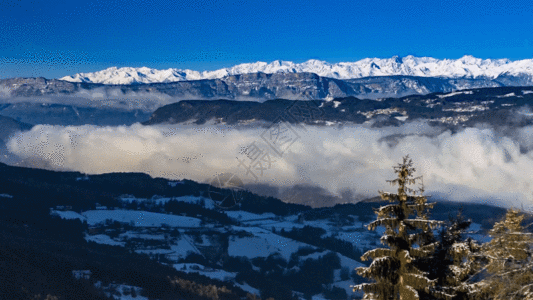 烟雾笼罩的昆仑山雪山GIF高清图片