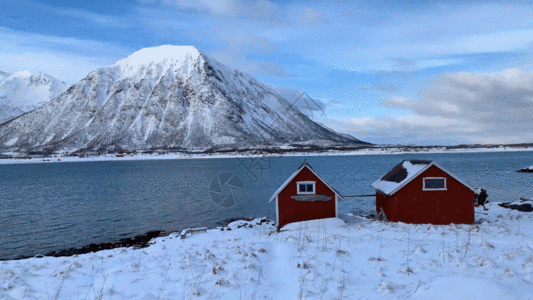 北欧风光海边孤独的红木屋GIF高清图片