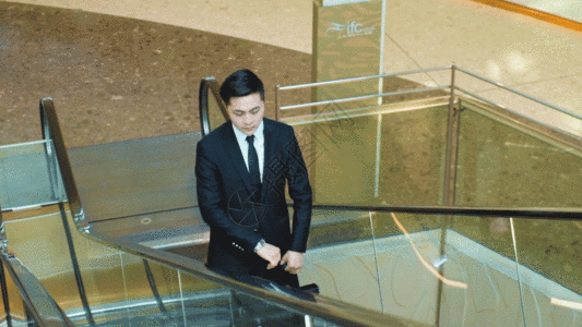 商务成功人士穿西装的男士乘坐电梯GIF高清图片