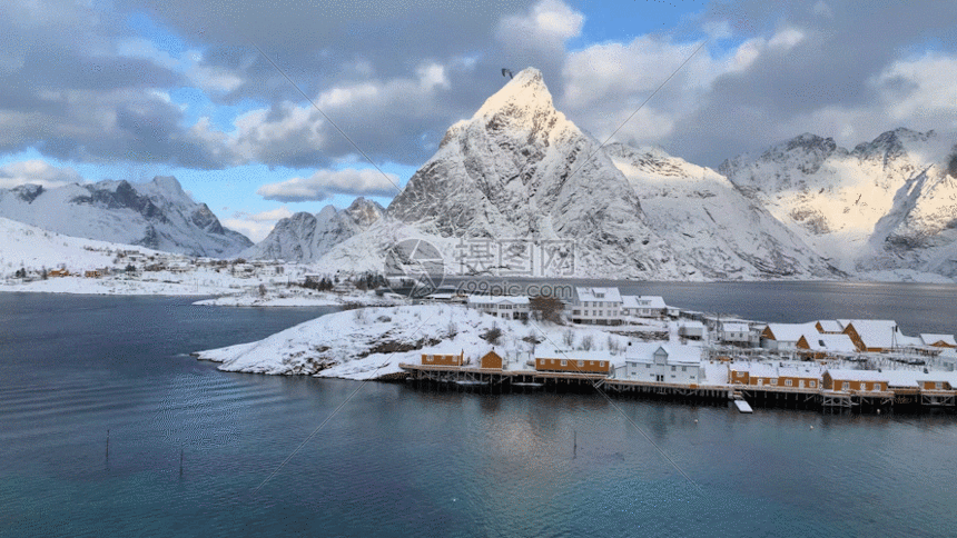 gif动图 实景动图  俯拍罗弗敦群岛美丽的渔村gif.