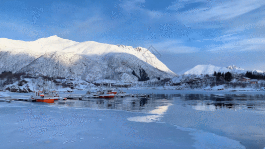 雪山下宁静的海湾GIF高清图片