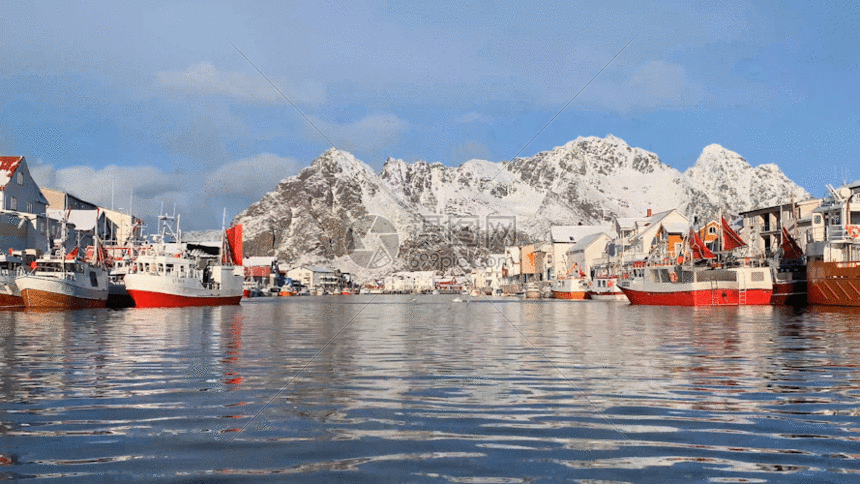 gif动图 实景动图  美丽宁静的渔港渔村gif 最大尺寸889 × 500 字体