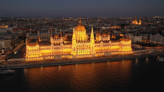 航拍布达佩斯大宫殿夜景GIF图片