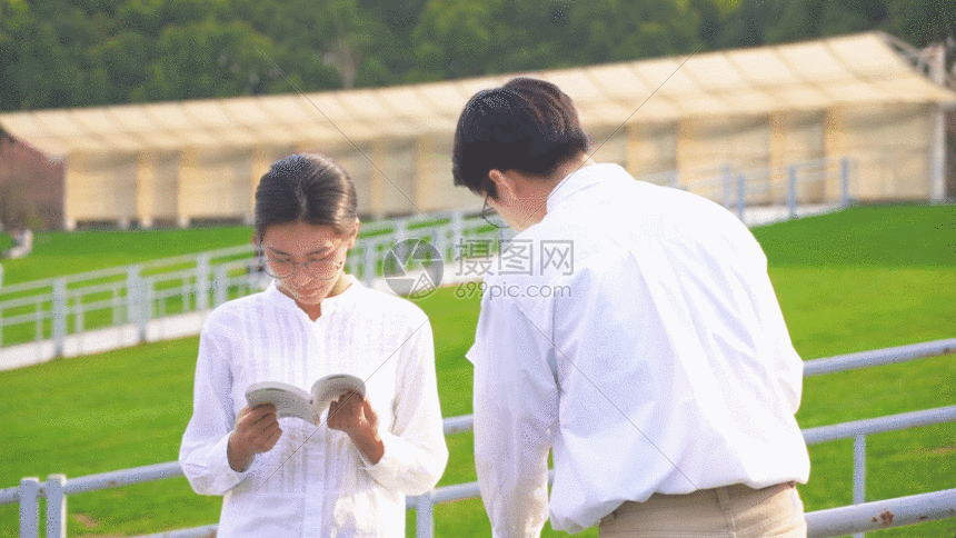 户外青年男女看书gif