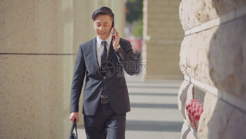 商务男士边走边看手机gif动图图片-正版gif素材401144030-摄图网