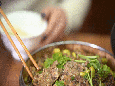 筷子夹粉蒸牛肉GIF图片