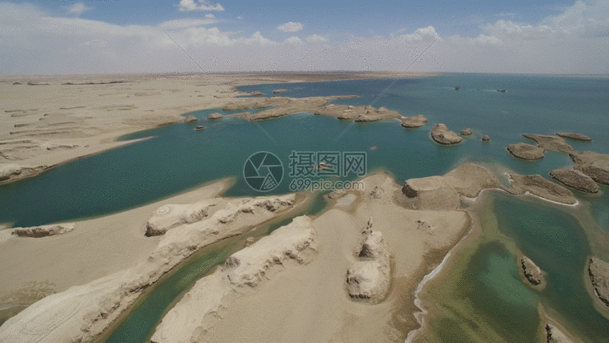 青海甘肃交接的水上雅丹地貌风光gif