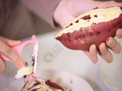 实拍红薯削皮视频GIF图片