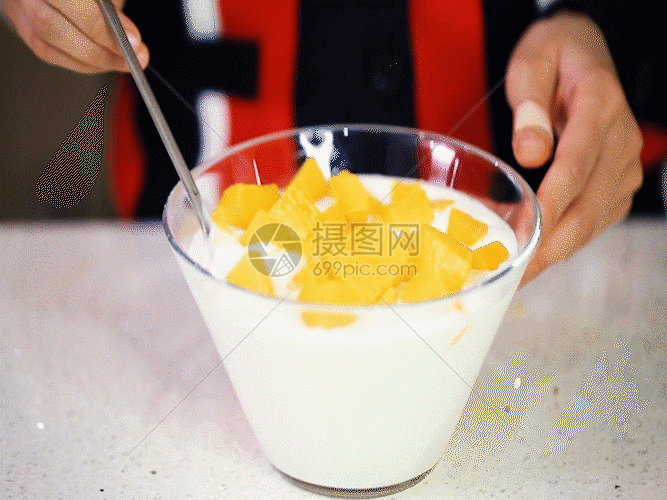 芒果酸奶制作GIF图片