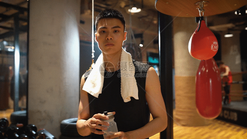 健身房运动男生饮水gif