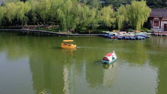 湖面小船GIF图片