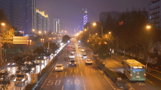 车子正面城市夜景GIF高清图片