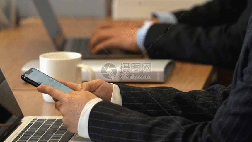 上班使用手机gif