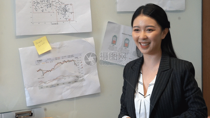 办公室女主管开会gif