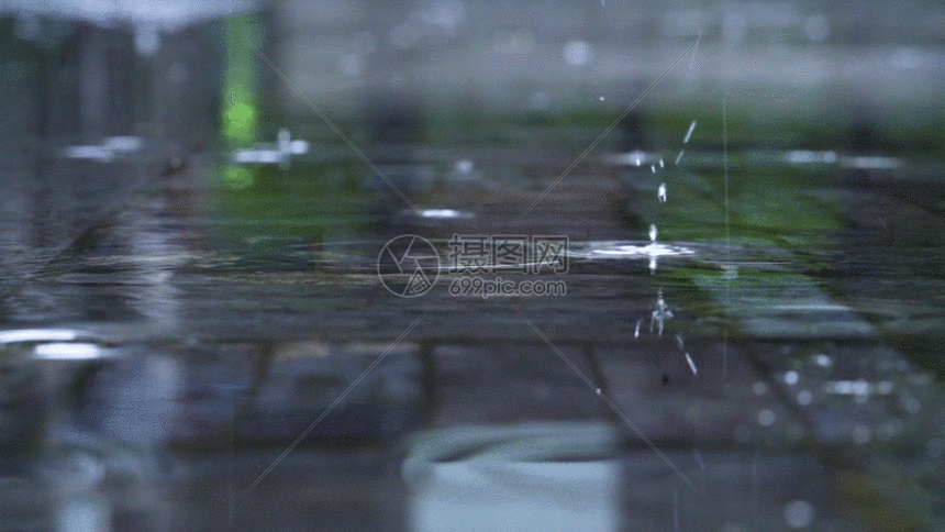 下雨的路面GIF图片