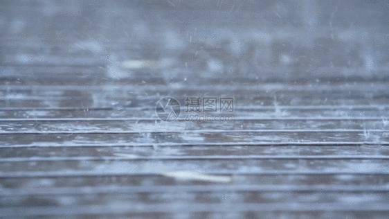 下雨天的木板地面GIF图片