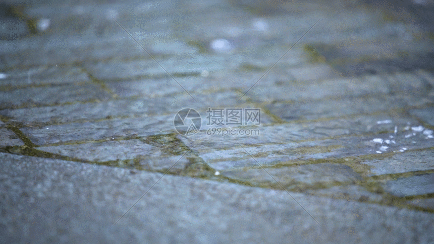 雨水打落在青石板上gif