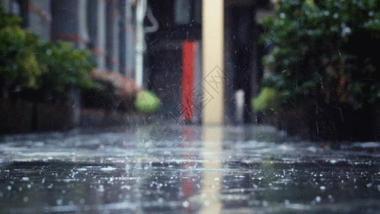 路面素材雨滴打在地上溅出水花GIF高清图片