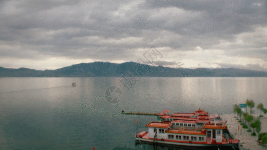 洱海夕阳洱海海平面船只延时夕阳延时GIF高清图片