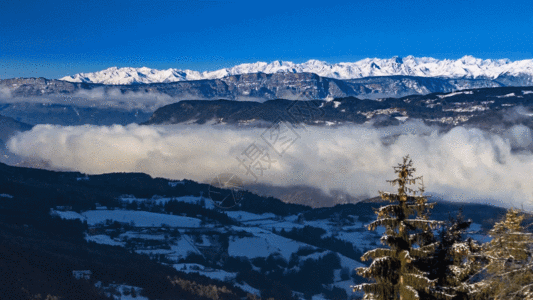 高山云雾烟雾笼罩的昆仑山雪山GIF高清图片