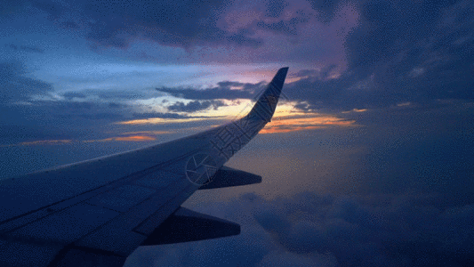 晚霞的飞机GIF图片
