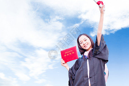 女学生手举荣誉证书设计图片