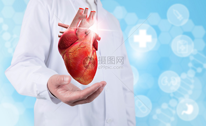 医生手托心脏