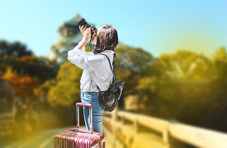 旅行拍照拍风景照的女孩设计图片