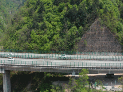 山区高速公路GIF图片