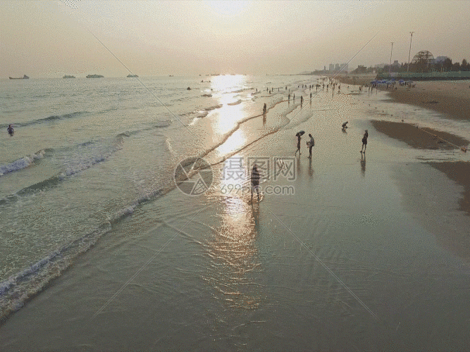 gif动图 实景动图  北海银滩黄昏沙滩游人航拍gif.gif 667_500