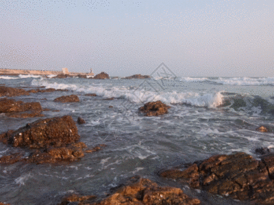 海浪礁石大海浪花拍打礁石GIF高清图片