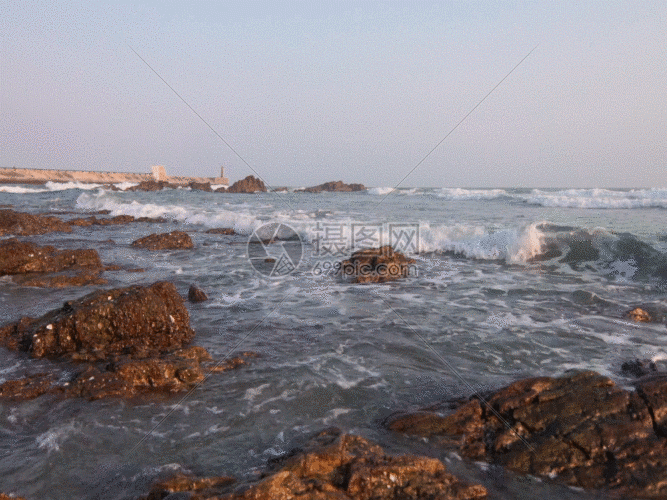 大海浪花拍打礁石GIF图片