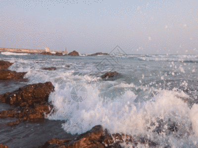 大海浪花拍打礁石GIF图片