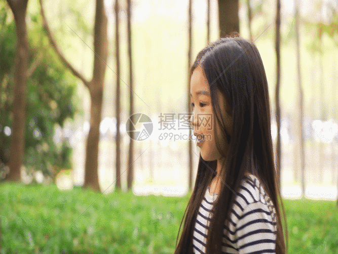 小女孩在树林里开心的走路gif动图图片-正版gif素材401354595-摄图网