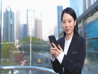 商务女性使用手机GIF图片