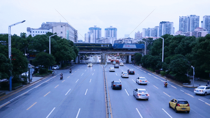 gif动图 实景动图  城市火车轨道与公路gif.gif 860_484
