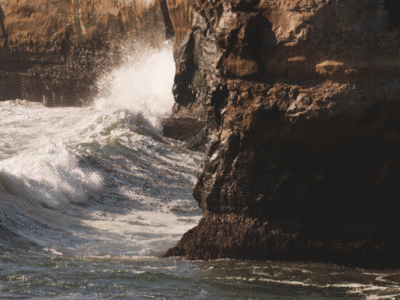 奔腾海水拍打岩石GIF高清图片