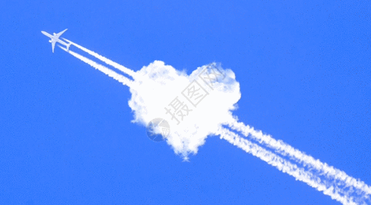 天上的云穿过爱心云的喷气式飞机gif动图高清图片