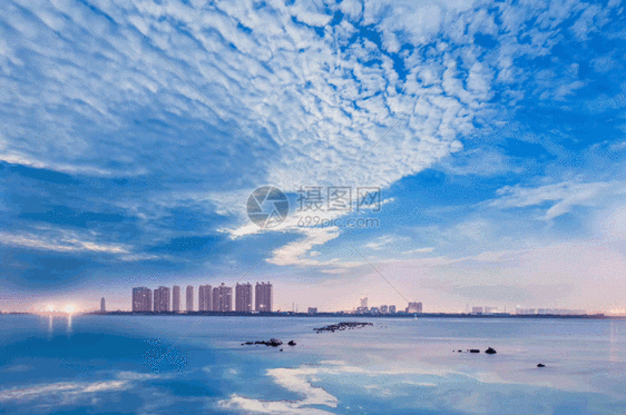 清新蓝天白云下的天空之城gif图片