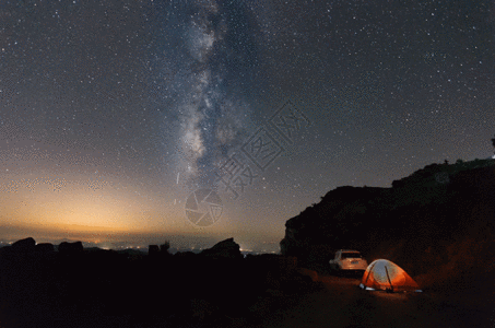 星空下露营的女孩儿银河下的帐篷和越野车gif高清图片